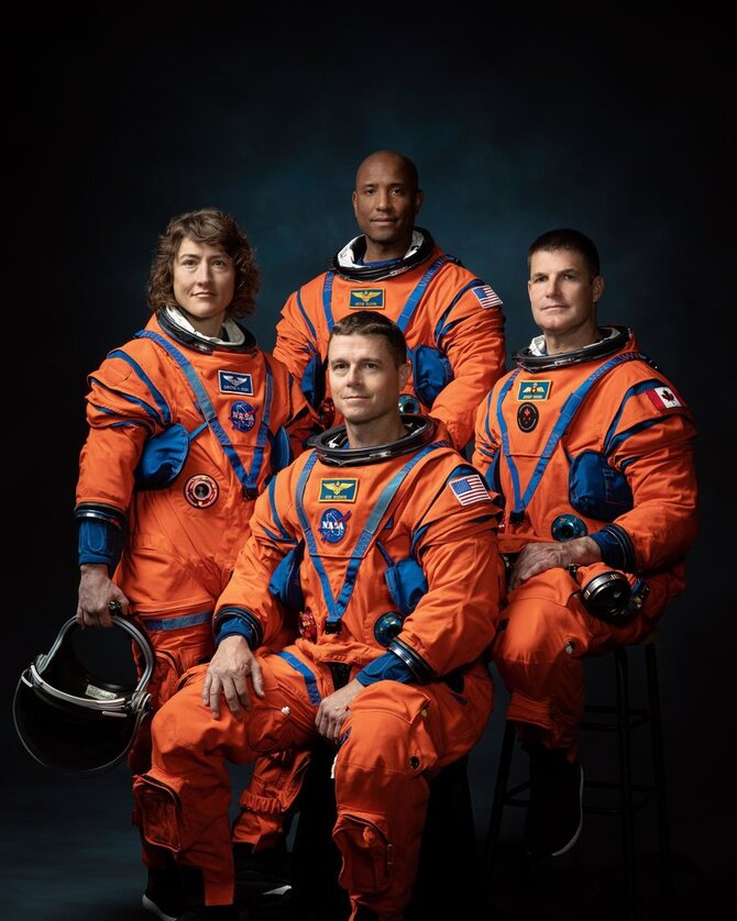 Josh Valcarcel – NASA JSC/„Artemis II“ NASA astronautai: Reidas Vaismanas, Viktoras Gloveris, Kristina Koch ir Džeremis Hansenas iš Kanados kosmoso agentūros. 