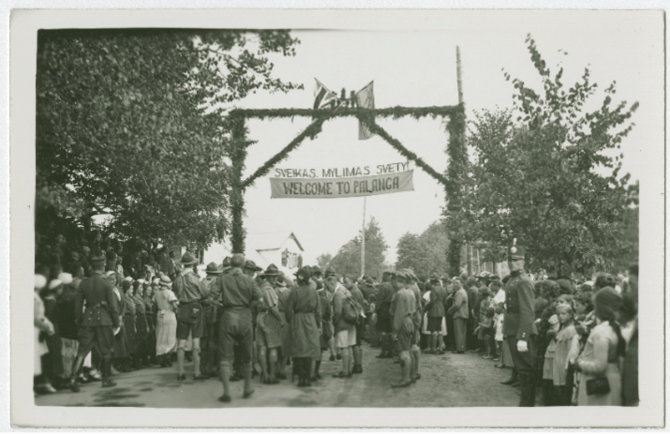 Nuotr. iš Palangos kurorto muziejaus rinkinių./Garbės vartai, pasitinkant R. Baden-Povelį ir jo palydą. 1933 m. rugpjūčio 17 d.