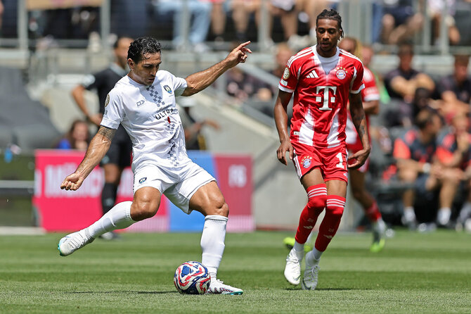 Vida Press nuotr./Michael'as Olise kovoje su ,,Auckland City“ futbolininku