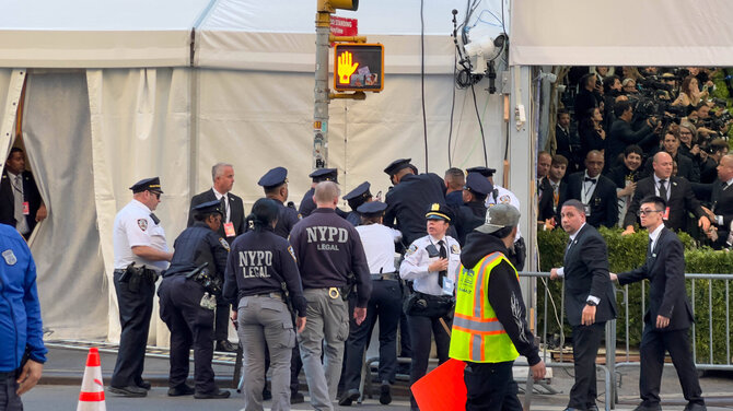 AFP/„Scanpix“ nuotr./Protestas prie „Met Gala“
