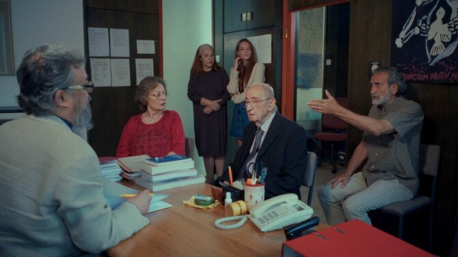 Vilniaus dokumentinių filmų festivalio nuotr. /Želimiro Žilniko filmo „Restitucija arba Senosios gvardijos sapnas ir pabudimas“ stop kadras