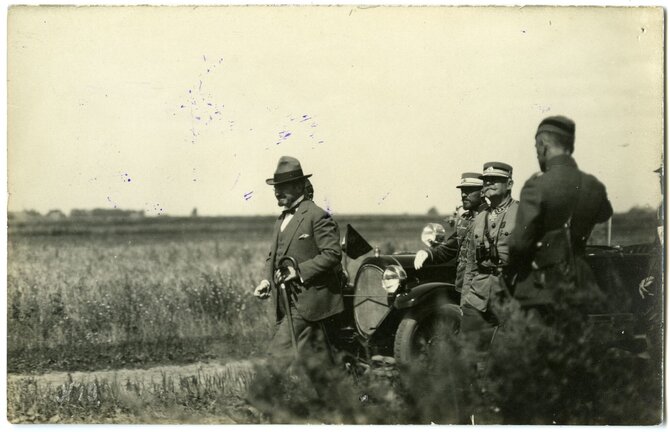 Lietuvos aviacijos muziejaus nuotr. /Lietuvos prezidentas Aleksandras Stulginskis aerodrome. XX a. 3 deš. Nežinomas fotografas