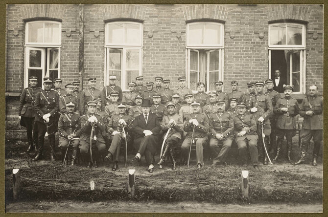 Lietuvos nacionalinio muziejaus nuotr. /Lietuvos Respublikos prezidentas Aleksandras Stulginskis su karininkais. 1924–1926 m.