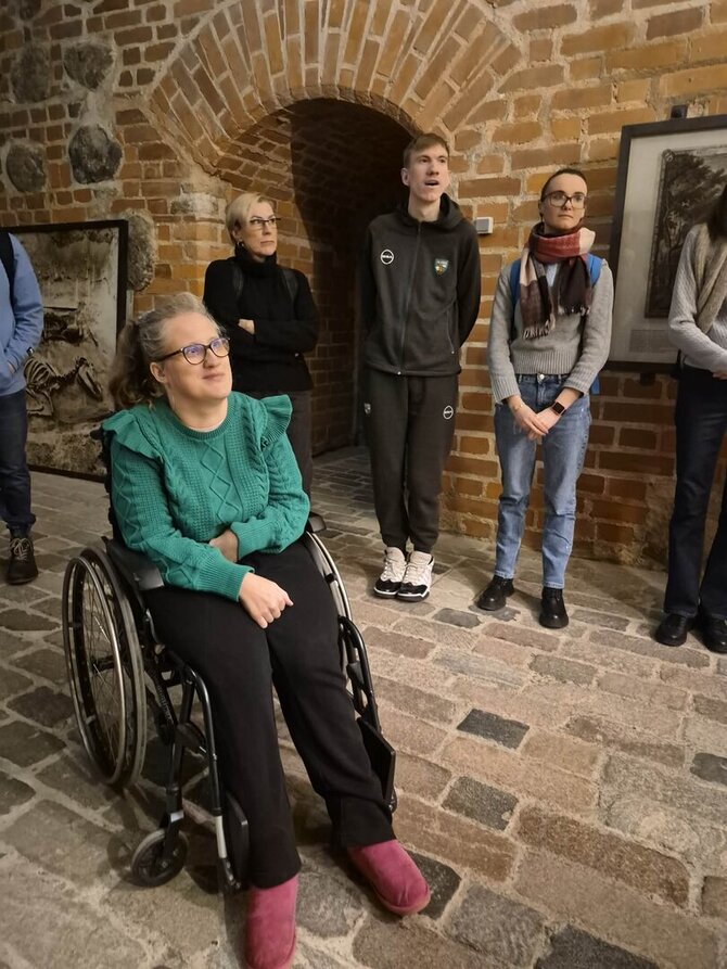 Lietuvos nacionalinio muziejaus nuotr. /Kotrynos – jauna moteris, gyvenanti Alytuje, turinti cerebrinį paralyžių, kuri sėdėdama vežimėlyje drąsiai veda ekskursijas lankytojams