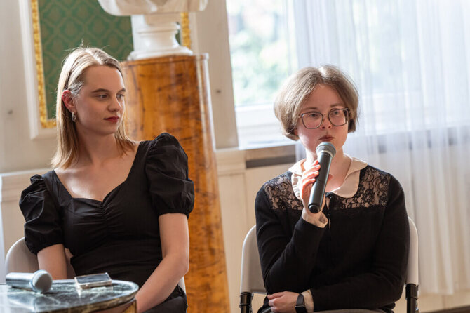 G.Grigėnaitės/LNDM nuotr. /Gabija Kasparavičiūtė-Kaminskienė, Joana Vitkutė. Paroda „Romantizmai“ Vilniaus paveikslų galerijoje