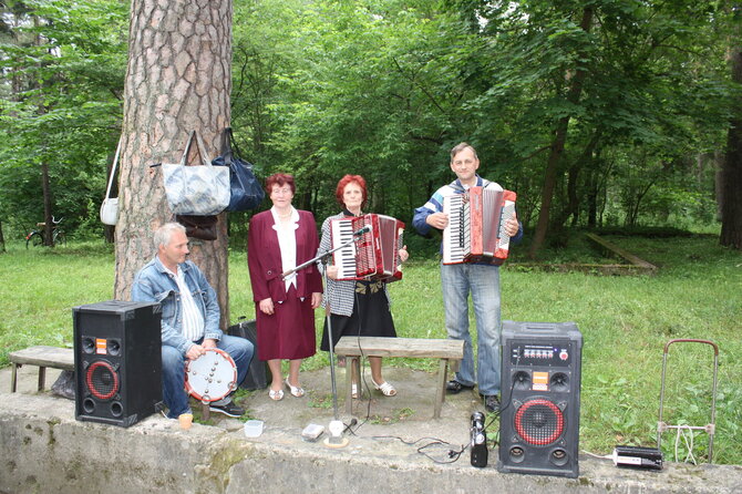 V. Ziabkinienės archyvo nuotr ./Panemunės šilo muzikantai – Alvydas Rimkus (būgnelis) ir Veronika Ziabkinienė (akordeonas), 2010 m. V. Ziabkinienės arch. nuotr