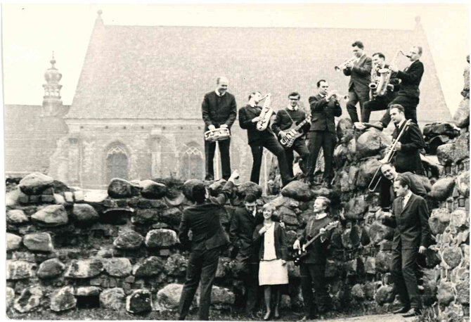 Pranešimo autorių nuotr. /Estradinis orkestras „Oktava“ prie Kauno pilies. Kaunas, 1967 m. Kauno miesto muziejaus fondai