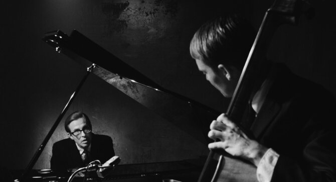Kadras iš filmo „Everybody Digs Bill Evans“. Režisierius – Grantas Gee