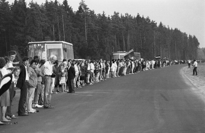 R.Požerskio/Lietuvos fotomenininkų sąjungos nuotr./Baltijos kelias. Ukmergė – Panevėžys, ties Šilais