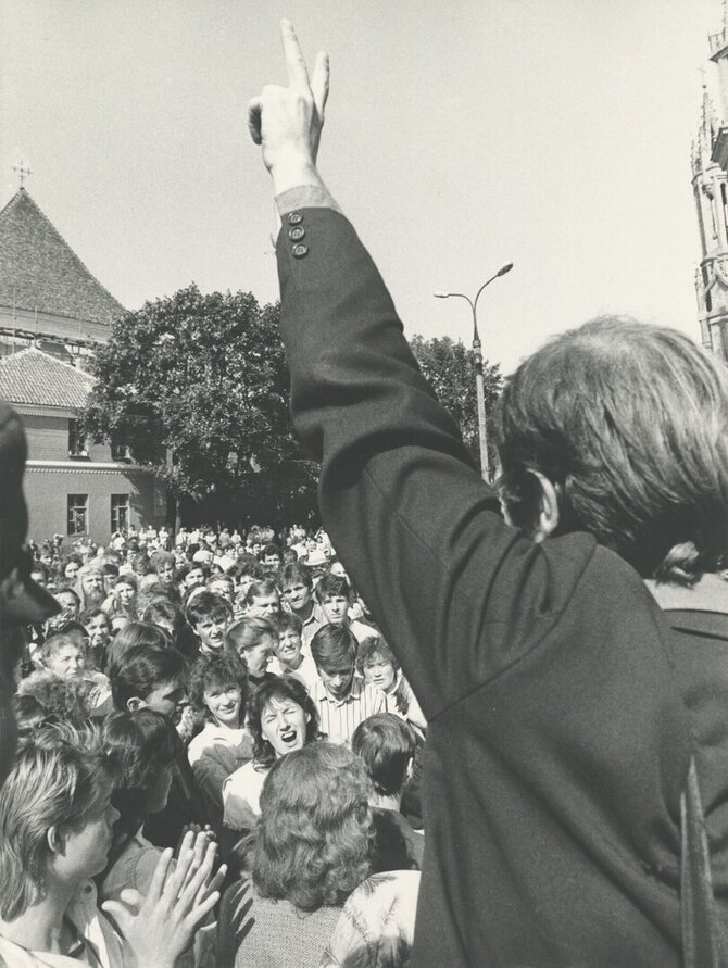 M.Baranausko/Lietuvos fotomenininkų sąjungos nuotr. /Laisvės lygos mitingas Vilniuje prie A.Mickevičiaus paminklo. Iš ciklo „Sąjūdis“