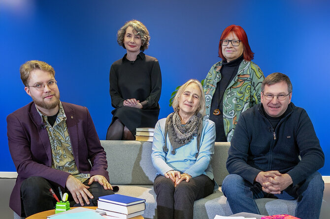 V.Juozaičio nuotr. /Metų knygos rinkimai 2025. Prozos ir poezijos komisija. Iš kairės: Mantas Tamošaitis, Akvilina Cicėnaitė, Rita Tūtlytė, Gintarė Adomaitytė, Antanas Šimkus
