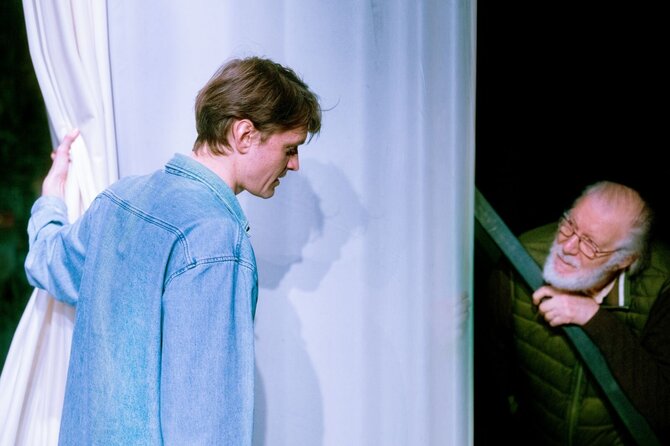 D.Matvejevo/Lietuvos nacionalinio dramos teatro nuotr. /Karolis Kaupinis, Juozas Budraitis. Spektaklio „Lietuvių mirties pranešimai. Vieno spektaklio istorija“ (rež. Karolis Kaupinis) užkulisiai