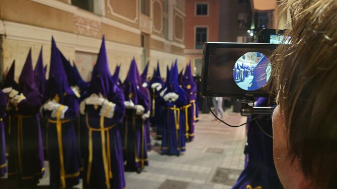 Pranešimo autorių nuotr. /Filmo „Dulkės, kaulai ir stebuklai“ filmavimo užkulisiai – procesija Valjadolide