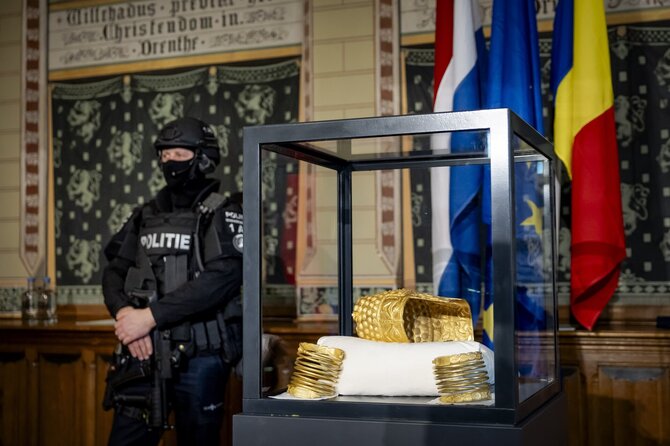 Vida Press nuotr./Surastos prieš metus Nyderlanduose pagrobtos neįkainojamos brangenybės