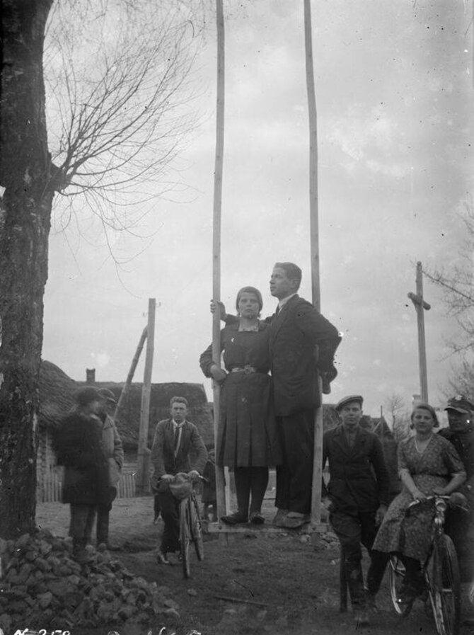 Pranešimo autorių nuotr. /Velykų sūpuoklės Miečionių kaime (©Nalšios muziejus, autorius K. Ulozas, panaudojimo teisės CCBYNCND)