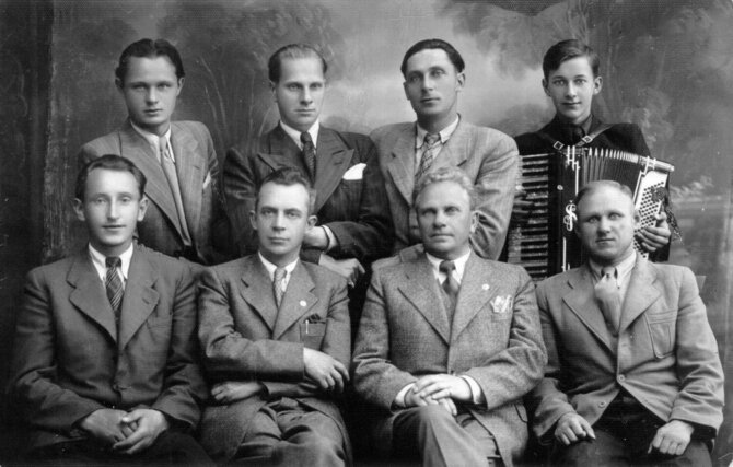 Lietuvos muzikos, teatro ir kino muziejaus archyvo nuotr. /Stepo Graužinio koncerto Biržuose atlikėjai, apie 1942 m. Sėdi iš kairės: Stepas Graužinis, Viktoras Dineika, Kipras Petrauskas, Julius Duršliokas. Stovi iš kairės: Alfonsas Brinka, Vytautas Bacevičius, Visockis, Algirdas Ločeris. P. Ločerio nuotr. Biržų krašto muziejaus „Sėla“ nuosavybė.