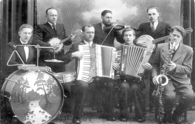 Lietuvos muzikos, teatro ir kino muziejaus archyvo nuotr. /– Biržų orkestras, vadovaujamas Algirdo Ločerio, 1942 m. Sėdi iš kairės: 2 – Puodžiūnas, 3 – Algirdas Ločeris. Stovi: Bronius Šidla, Izidorius Armonavičius. P. Ločerio nuotr. Biržų krašto muziejaus „Sėla“ nuosavybė.