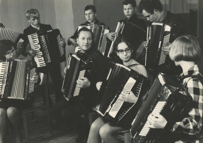 Lietuvos muzikos, teatro ir kino muziejaus archyvo nuotr. /Algirdas Ločeris su jaunaisiais akordeonistais, savo auklėtiniais. Biržų krašto muziejaus „Sėla“ nuosavybė
