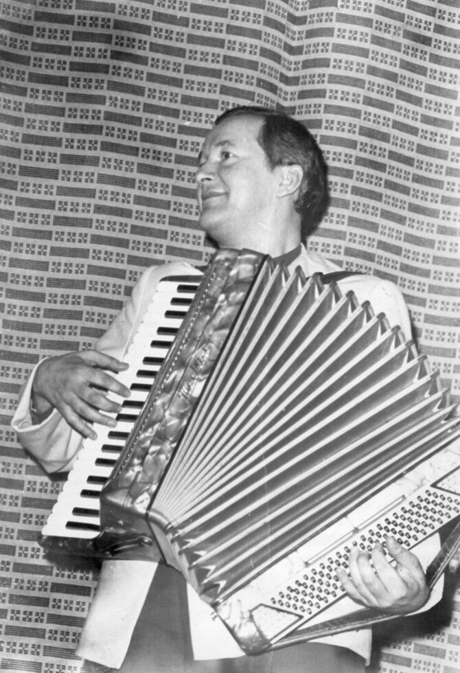 Lietuvos muzikos, teatro ir kino muziejaus archyvo nuotr. /Akordeonu grojantis Algirdas Ločeris. Nugarinėje pusėje įrašyta: „Šiauliai, 1965. XII. 4, grojant kartu su „rezervų“ ansambliu“. Biržų krašto muziejaus „Sėla“ nuosavybė