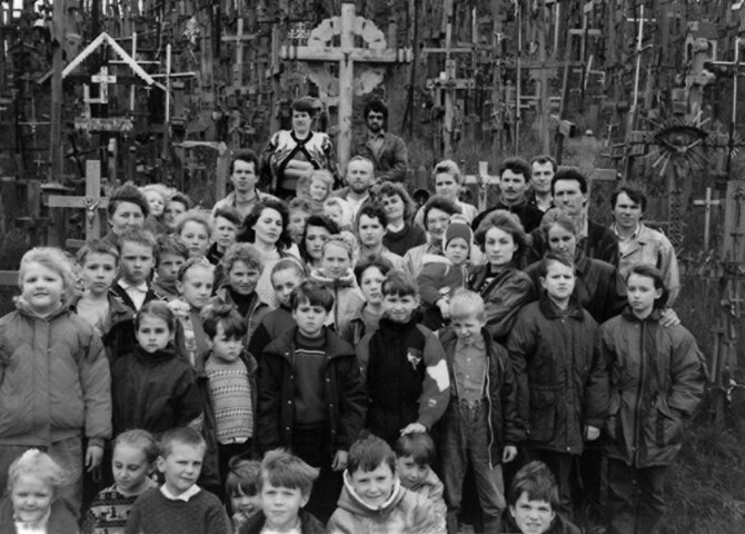 Iš A. Raižytės asmeninio archyvo/Kauno Petrašiūnų parapijos Eucharistijos bičiulių sąjūdžio dalyviai Kryžių kalno tvarkymo talkoje. Pirma iš dešinės Aldona Raižytė. Apie 1963 m.
