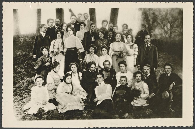 Pranešimo autorių nuotr. /Varšuvos lietuvių savišalpos draugijos choras su vadovu M. K. Čiurlioniu (sėdi viduryje) Mlocinų miškelyje prie Varšuvos. Fotografija, 1906 pavasaris. Nacionalinis M. K. Čiurlionio dailės muziejus. 