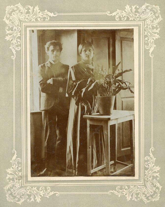 Mikalojus Konstantinas Čiurlionis (1875–1911) su žmona rašytoja, literatūros kritike Sofija Kymantaite Čiurlioniene (1886–1958). Lietuvos mokslų akademijos Vrublevskių biblioteka.