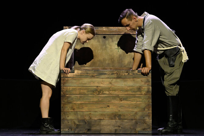 M.Aleksos/Pranešimo autorių nuotr./Vilniaus teatro „Lėlė“ spektaklis „Mergaitė su šautuvu“ (rež. Giedrė Kriaučionytė-Vosylienė)