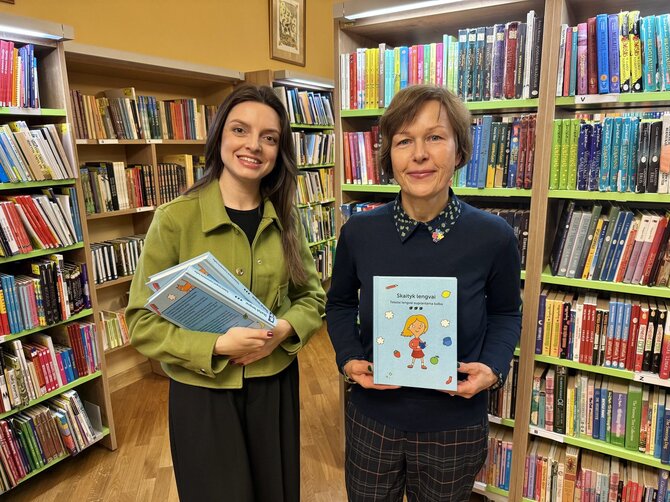 M.Masaičio nuotr. /Projekto veiklų koordinatorė Greta Bacevičiūtė ir projekto vadovė, vyriausioji bibliotekininkė darbui su vaikais Odeta Maziliauskienė