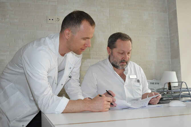 Klinikos „Naujas regėjimas“ archyvo nuotr./ Akių ligų klinikos „Naujas regėjimas“ gydytojai oftalmologai Andrei Radzko ir Povilas Stirbys