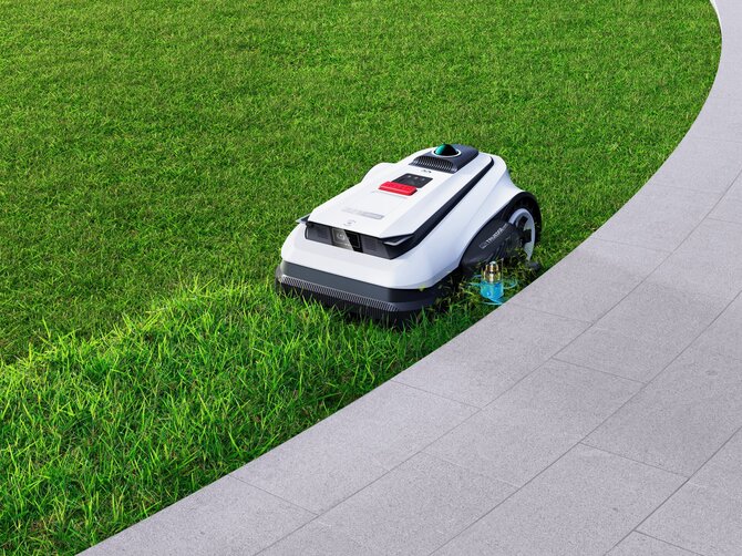 „Ecovacs GOAT“ nuotr./Su naujos kartos „Ecovacs GOAT“ vejos robotu pamiršite žolės pjovimo vargus