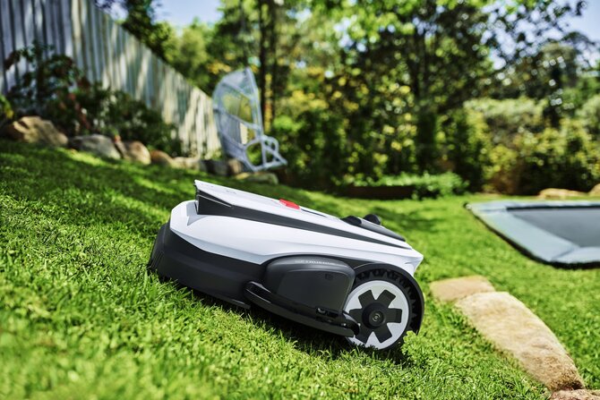„Ecovacs GOAT“ nuotr./Su naujos kartos „Ecovacs GOAT“ vejos robotu pamiršite žolės pjovimo vargus