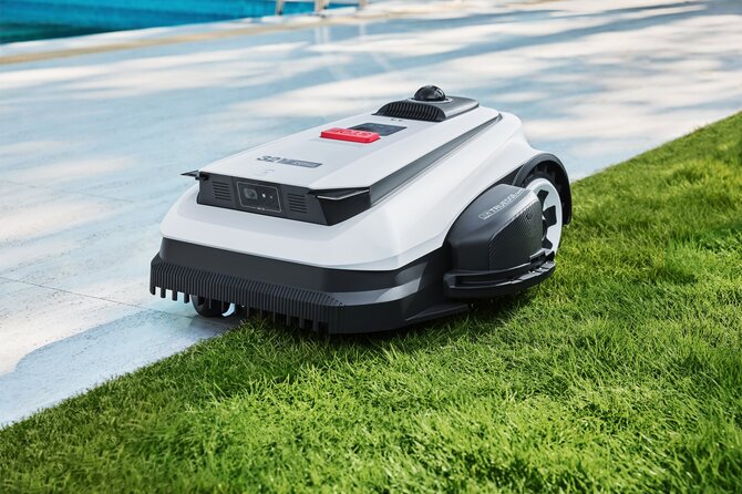 „Ecovacs GOAT“ nuotr./Su naujos kartos „Ecovacs GOAT“ vejos robotu pamiršite žolės pjovimo vargus