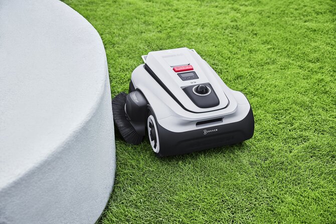 „Ecovacs GOAT“ nuotr./Su naujos kartos „Ecovacs GOAT“ vejos robotu pamiršite žolės pjovimo vargus