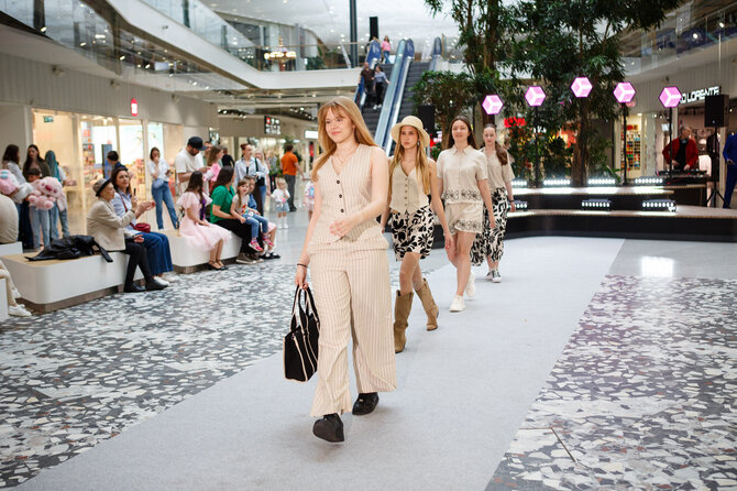 „Vilnius Outlet“ nuotr./Vasaros mados tendencijos vaikams ir jaunimui: „Vilnius Outlet“ pristatytas bendras „Catwalk“ bei „Mažoji Mis“ renginys