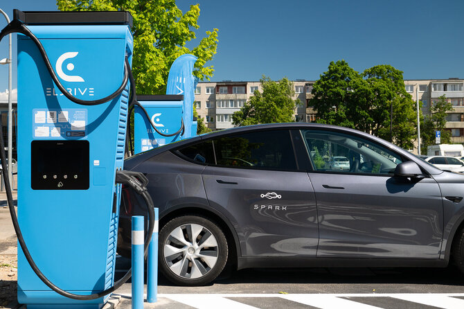 „Eldrive“ nuotr./Atidarytas naujas Eldrive elektromobilių įkrovimo parkas „Rimi Šiaurės miestelis“