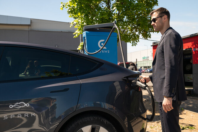 „Eldrive“ nuotr./Atidarytas naujas Eldrive elektromobilių įkrovimo parkas „Rimi Šiaurės miestelis“