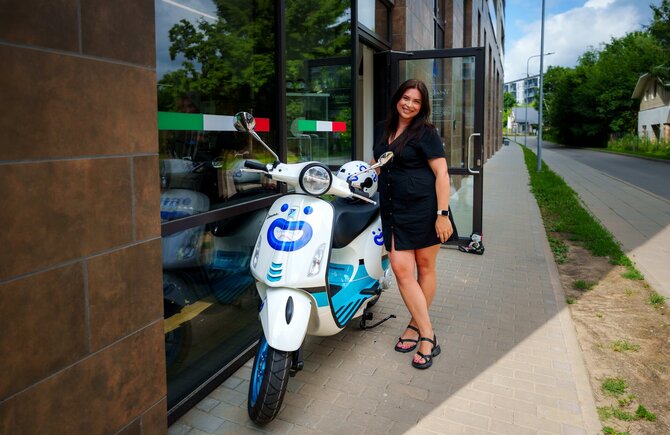 „Pildyk“ nuotr./Laimėjo vasarišką prizą: „Pildyk“ klientė Vanesa namo parvyko naujutėle „Vespa“
