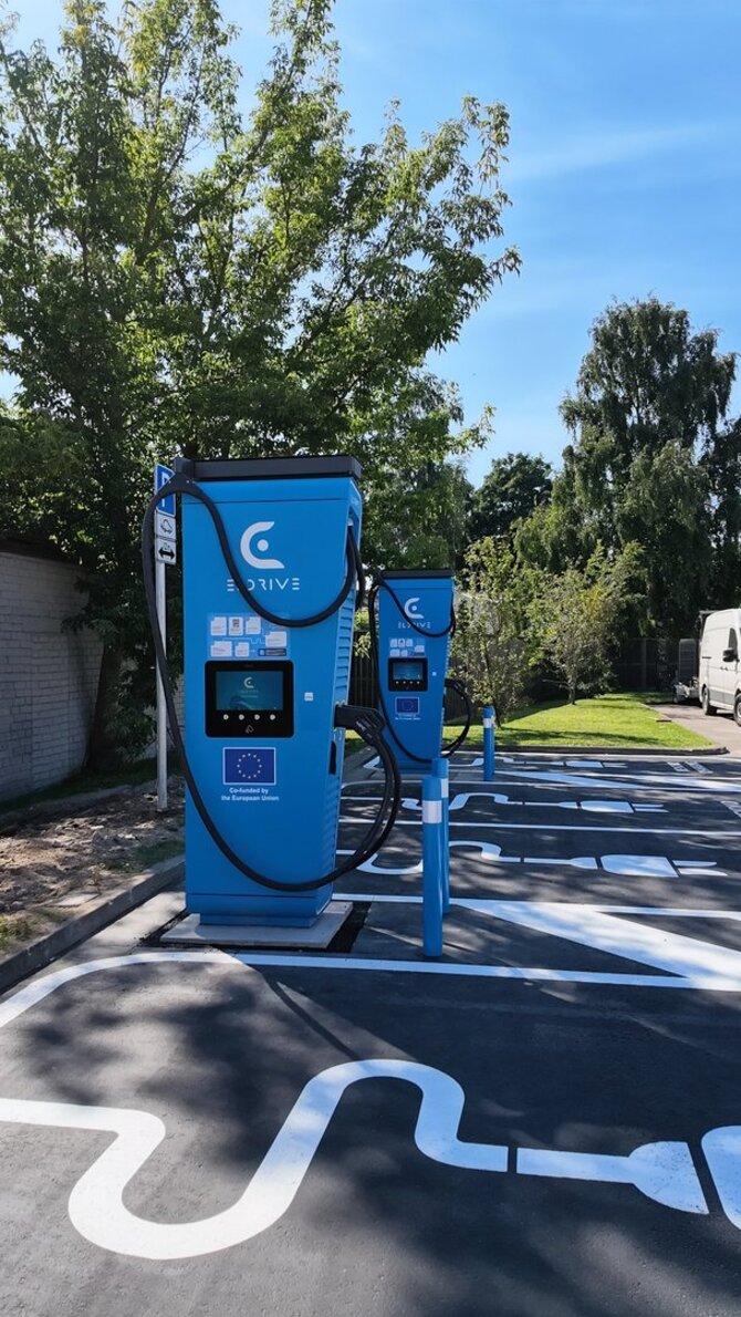 „Eldrive“ nuotr./Palangoje, prie „Rimi“, atidarytos dvi 200 kW elektromobilių įkrovimo stotelės