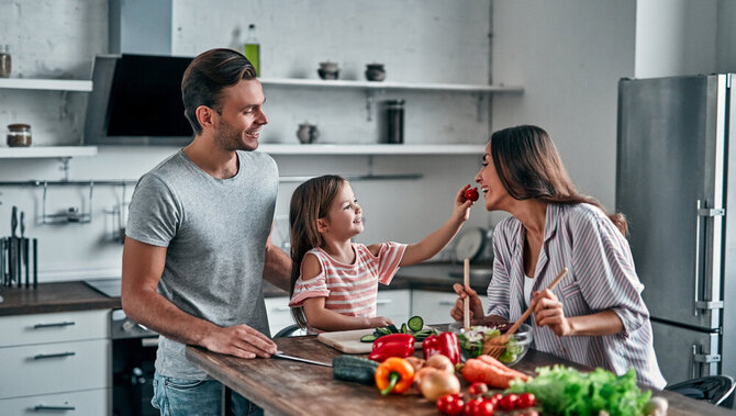 Shutterstock nuotr./Šeima gamina maistą