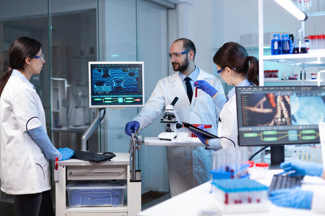 Shutterstock nuotr./Mokslininkai laboratorijoje
