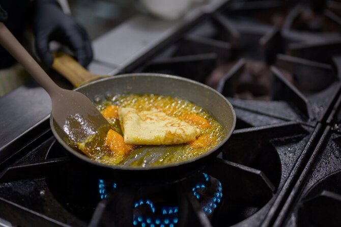 Shutterstock nuotr./„Crêpes Suzette“ gaminimas 