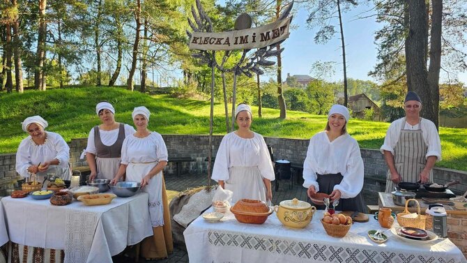 Skaudvilės kultūros centro archyvo nuotr./Akimirkos iš degustacinės kleckų „Im i met“ programos