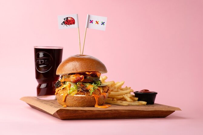 Atstovų nuotr./Gastrobarų tinklas „+++“ ir erotinių prekių parduotuvė „Fantazijos.lt“ pristato maisto rinkinį su pikantiška staigmena