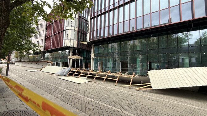 15min skaitytojo nuotr./Kauno centre stiprus vėjo gūsis išvertė statybinę tvorą