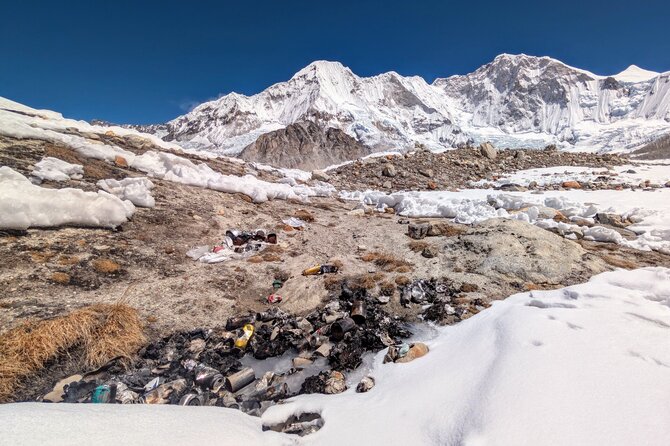 S.Damulevičiaus nuotr./Netvarkomos šiukšlės šalia Baruntės bazinės stovyklos 5400 m aukštyje (Nepalas, 2026 m.)