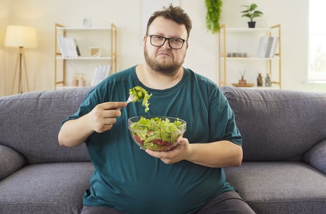 Shutterstock nuotr./ Vyras valgo salotas
