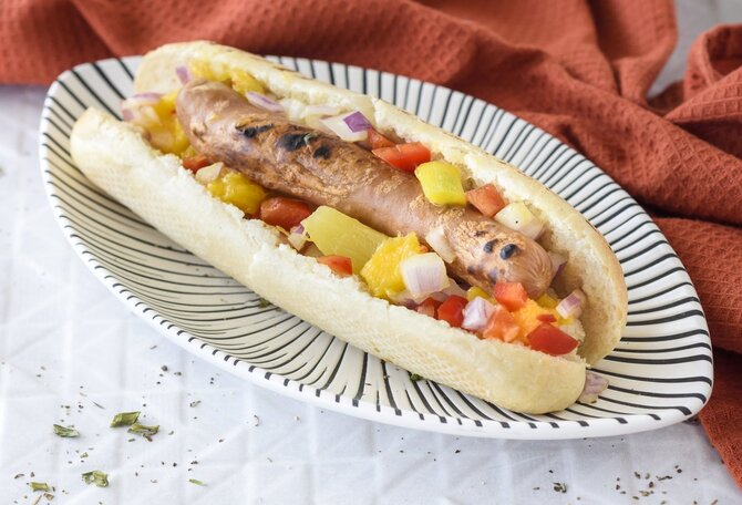Pranešimo autorių nuotr./Havajietiškas dešrainis su grilintu ananasu ir aštriu majonezu.