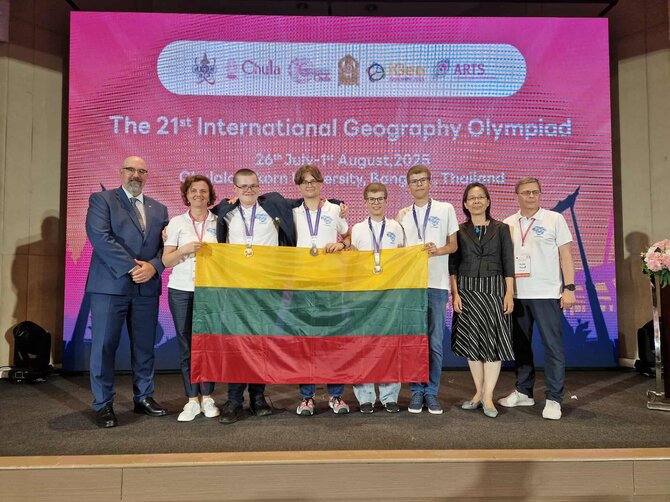 Asmeninio archyvo nuotr./Lietuvos komandos nuotrauka per apdovanojimus pasaulinėje olimpiadoje