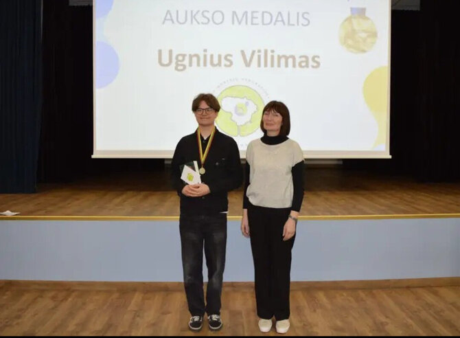 Asmeninio archyvo nuotr./Respublikinės geografijos olimpiados apdovanojimuose kartu su mokytoja Jolita Milakniene