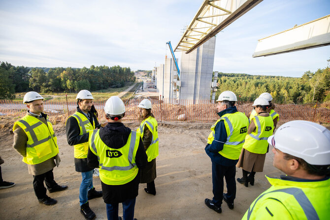 „Rail Baltica“ nuotr./„Rail Baltica“ darbuotojai prie Neries tilto
